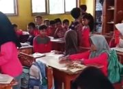 Protes Surat Edaran Bupati, Guru Honorer di Tasik Mogok Mengajar Massal